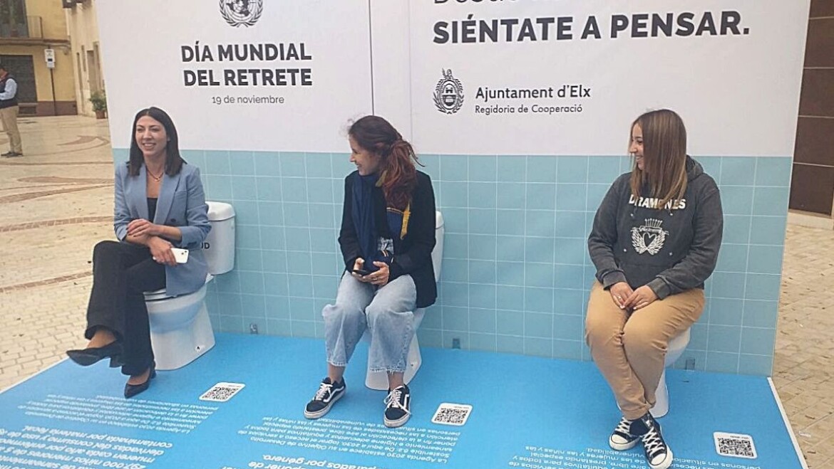 La plaza de las Chimeneas acoge la campaña del Día Mundial del Retrete con el objetivo de concienciar sobre la dificultad del acceso al agua potable y al saneamiento
