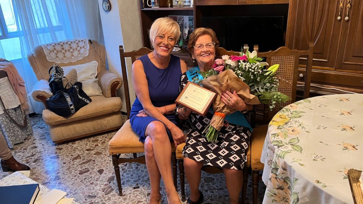 La concejala de Política de Mayores felicita a Emilia Zamudio en su domicilio por su 100 cumpleaños