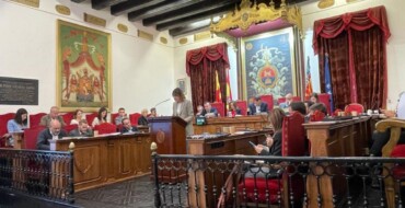 El Pleno acuerda reforzar las medidas contra la violencia de género y solicitar a la Sareb la cesión de sus inmuebles al parque de vivienda público para destinarlos a alquiler social