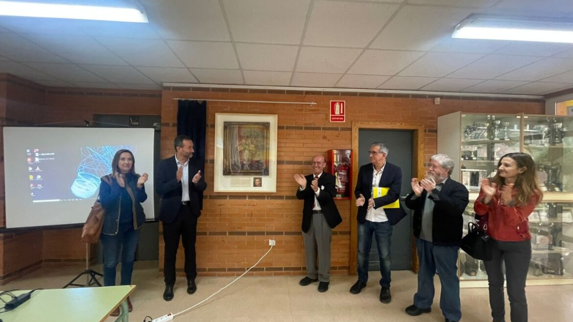 El instituto Sixto Marco expone en su hall de forma permanente un cuadro de José Martínez Ribes en homenaje al pintor y exprofesor del centro