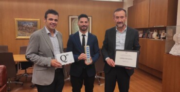 El alcalde recibe al ilicitano Abel Pleguezuelos, propietario de la Mejor Barbería de España 2022