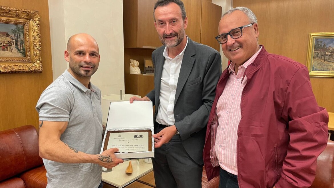 El alcalde y el edil de Deportes reciben a Kiko Martínez ‘La Sensación’ tras la conquista de su sexto Campeonato de Europa