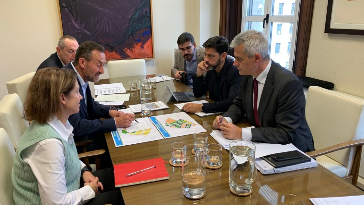 El alcalde plantea al Ministerio construir en San Antón de forma simultánea cinco nuevos bloques con 373 viviendas para acelerar la regeneración del barrio