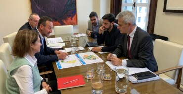 El alcalde plantea al Ministerio construir en San Antón de forma simultánea cinco nuevos bloques con 373 viviendas para acelerar la regeneración del barrio