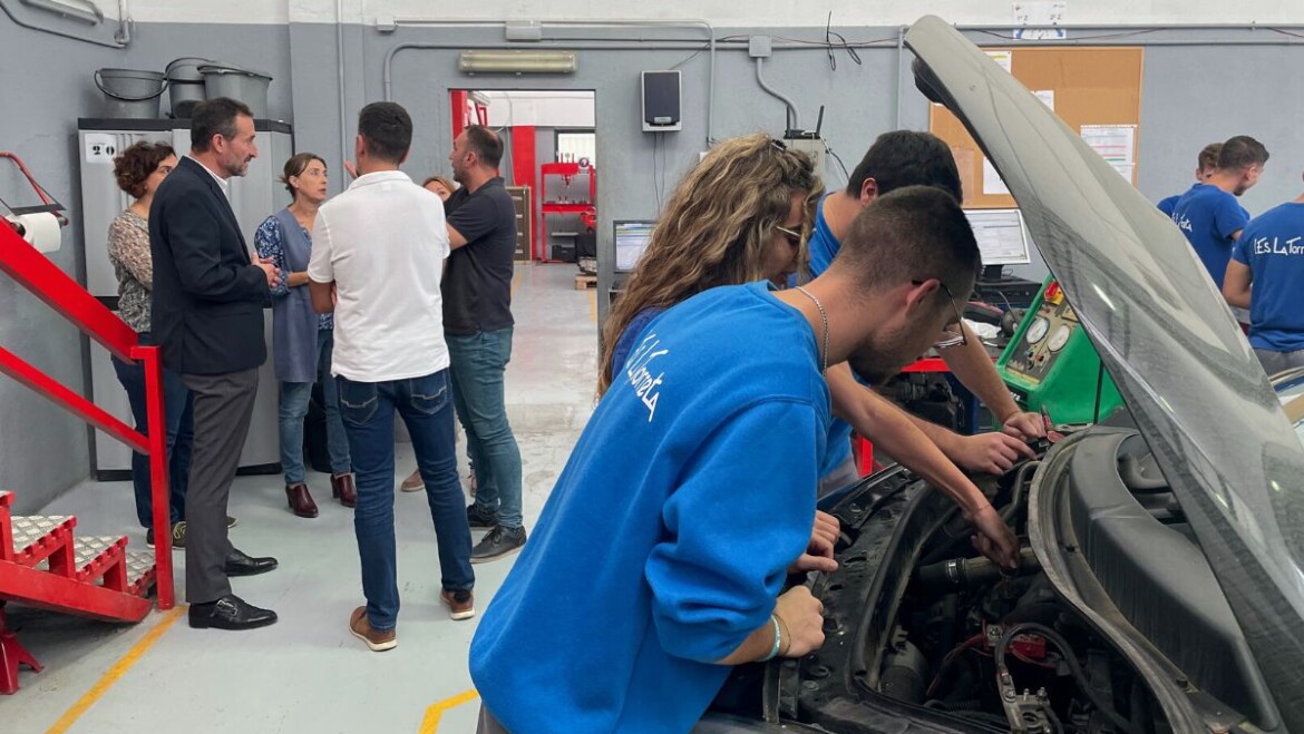 El Ayuntamiento respalda la formación reglada del oficio de palmerero en La Torreta el próximo curso 2023/2024