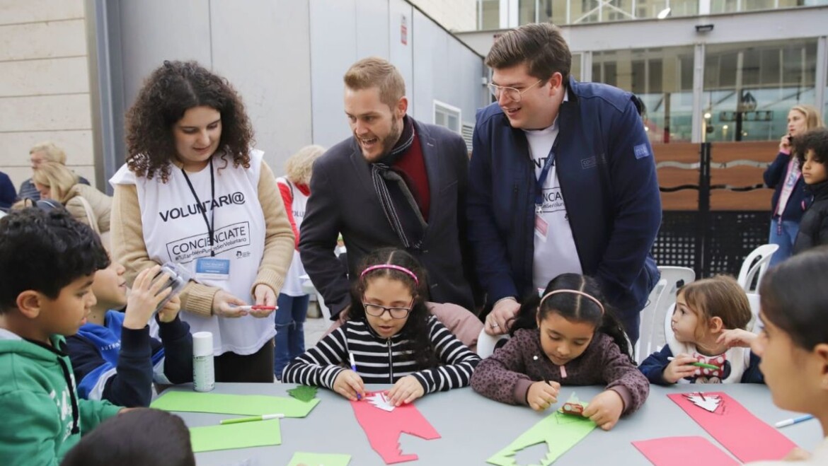 Elx celebra el Dia Internacional del Voluntariat amb tallers i taules informatives per a posar en valor la labor de les associacions