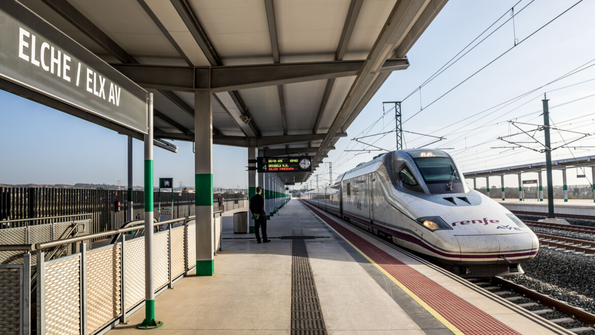 Carlos González exige al presidente de Murcia una “rectificación inmediata” de su propuesta de suprimir las paradas de AVE de Elche y Orihuela