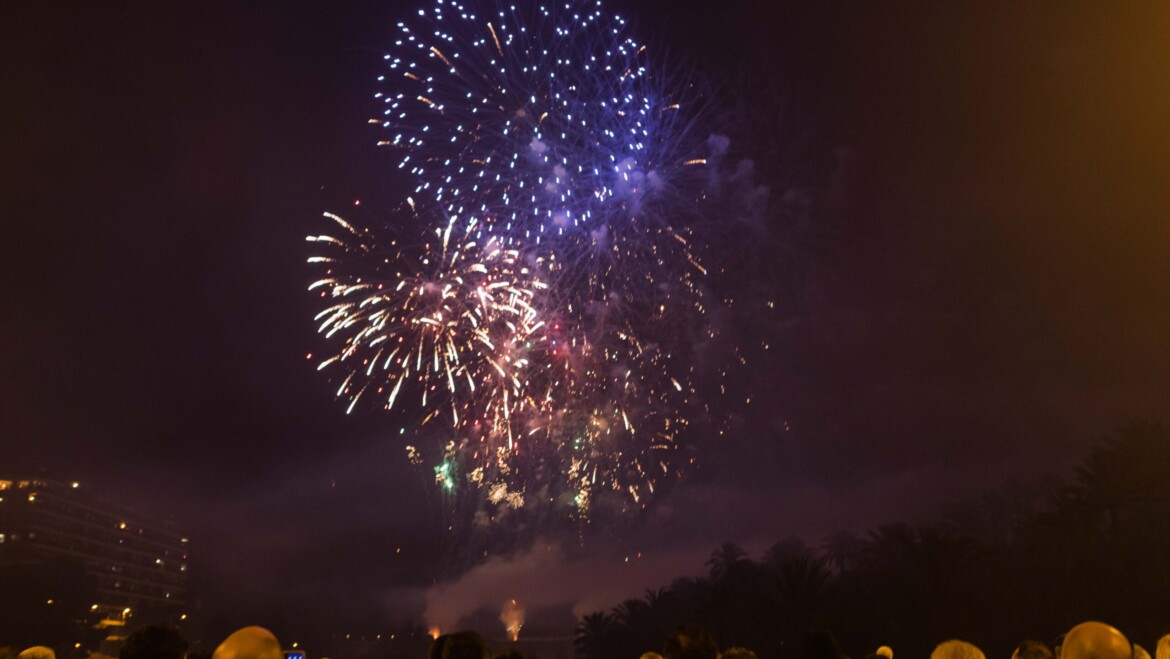 Un gran castell de focs artificials il·lumina Elx en una jornada de les festes de la Mare de Déu per a recordar