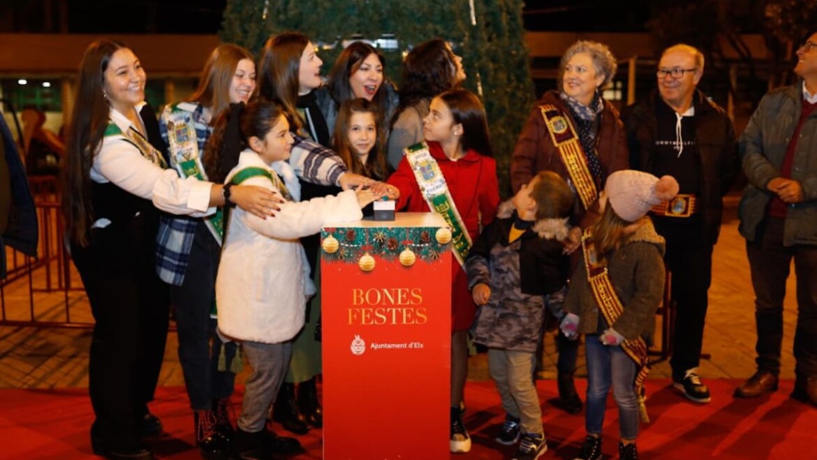 Las pedanías ilicitanas se iluminan para dar la bienvenida a la Navidad