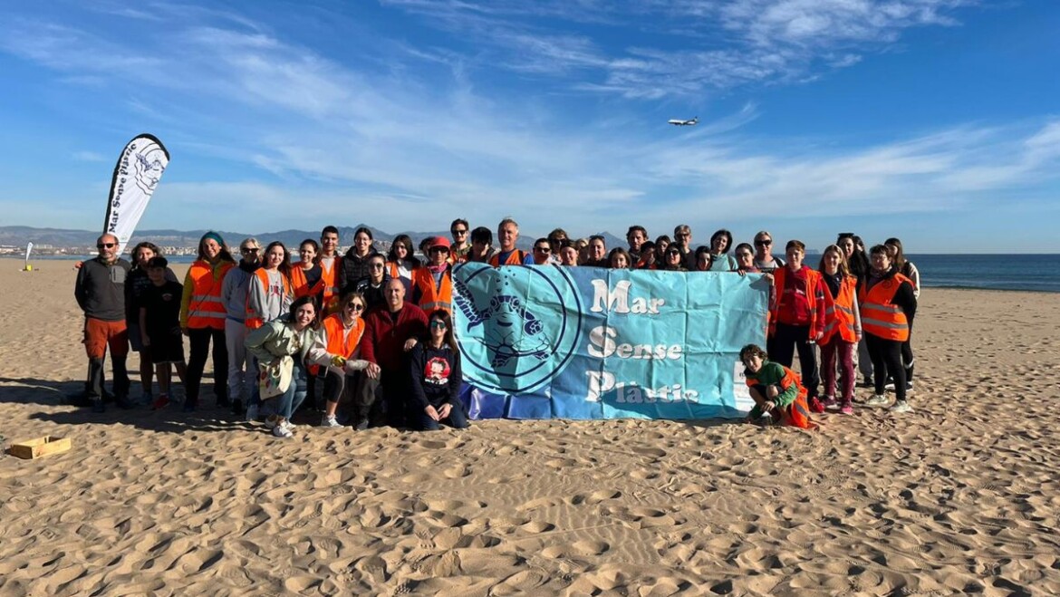 Més de 80 persones participen en una jornada de recollida de fem a les platges de l’Altet i dels Arenals