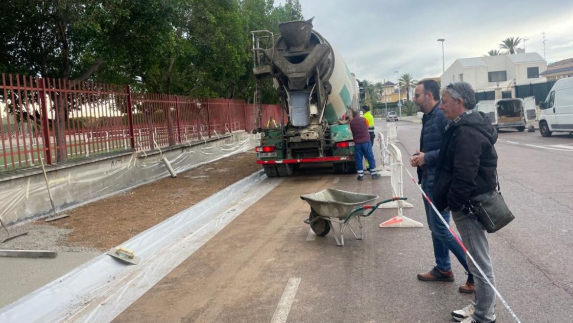 El Ayuntamiento de Elche comienza los trabajos de renovación de aceras en la calle Confrides junto a la Ciudad Deportiva