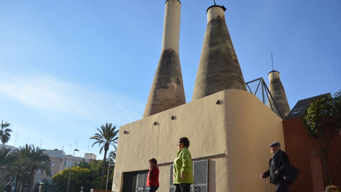 La Plaça del Nadal rep el Pare Noel, que inaugurarà la seua caseta