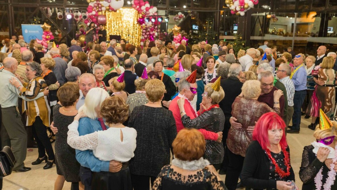 El Centro Cívico Candalix acoge las Preuvas 2022 con las doce campanadas y bailes para los mayores del municipio