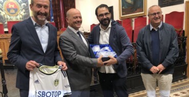 El Salón de Plenos del Ayuntamiento acoge la presentación del LXI trofeo Festa d’Elx, que enfrentará al club franjiverde con el Leeds United