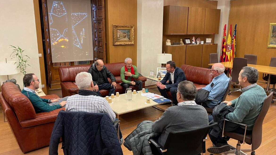 El alcalde traslada a los vecinos del Bonavista el “compromiso inequívoco” del Gobierno Local de licitar el alumbrado público a principios de año