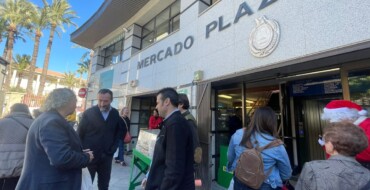 El alcalde felicita la Navidad a los comerciantes en su visita a los mercados municipales y al mercadillo de la Plaza de Barcelona