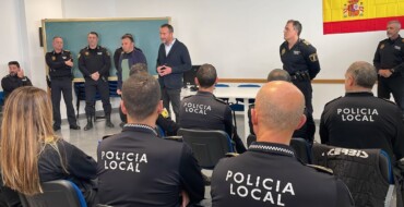 El alcalde de Elche, Carlos González, y el edil de Seguridad Ciudadana, Ramón Abad, visitan las instalaciones de la Policía Local para felicitar la Navidad a los agentes en servicio