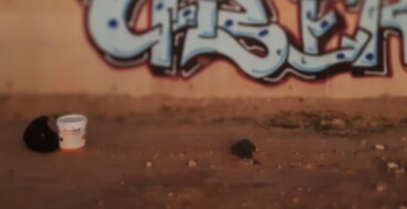 La Policía Local sorprende a tres jóvenes grafiteando en las obras de un puente cercano a la EL20