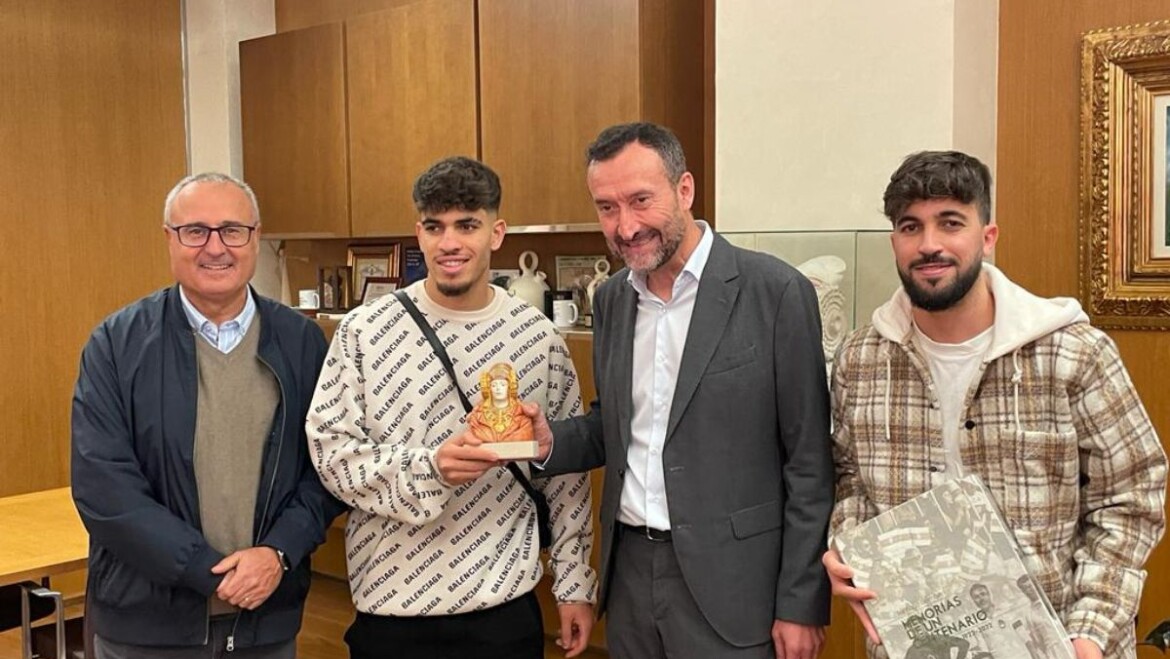 El alcalde felicita a Abde Ezzalzouli por su cuarto puesto con la selección de Marruecos en el reciente Mundial de Catar