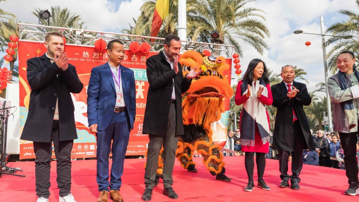 La celebració de l’Any Nou Xinés a Elx congrega milers de persones al Passeig de l’Estació i enalteix la convivència intercultural