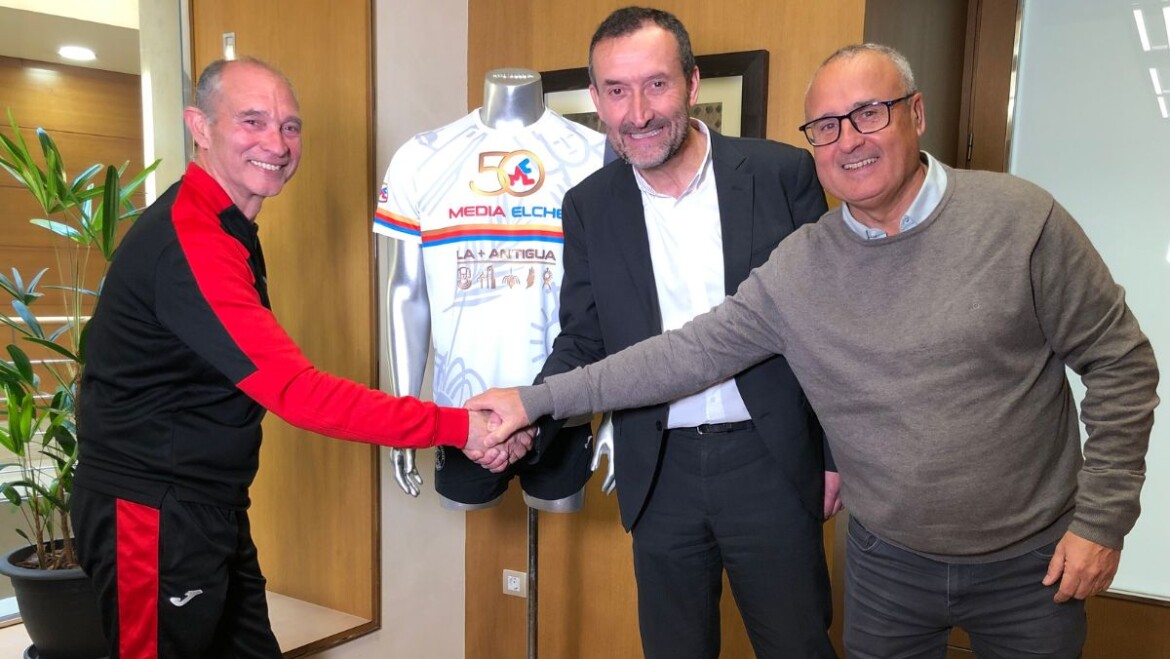 La Mitja Marató d’Elx presenta la samarreta oficial de la seua cinquanta edició, que ja té 2.200 inscrits