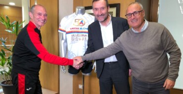 La Media Maratón de Elche presenta la camiseta oficial de su cincuenta edición, que ya tiene 2.200 inscritos