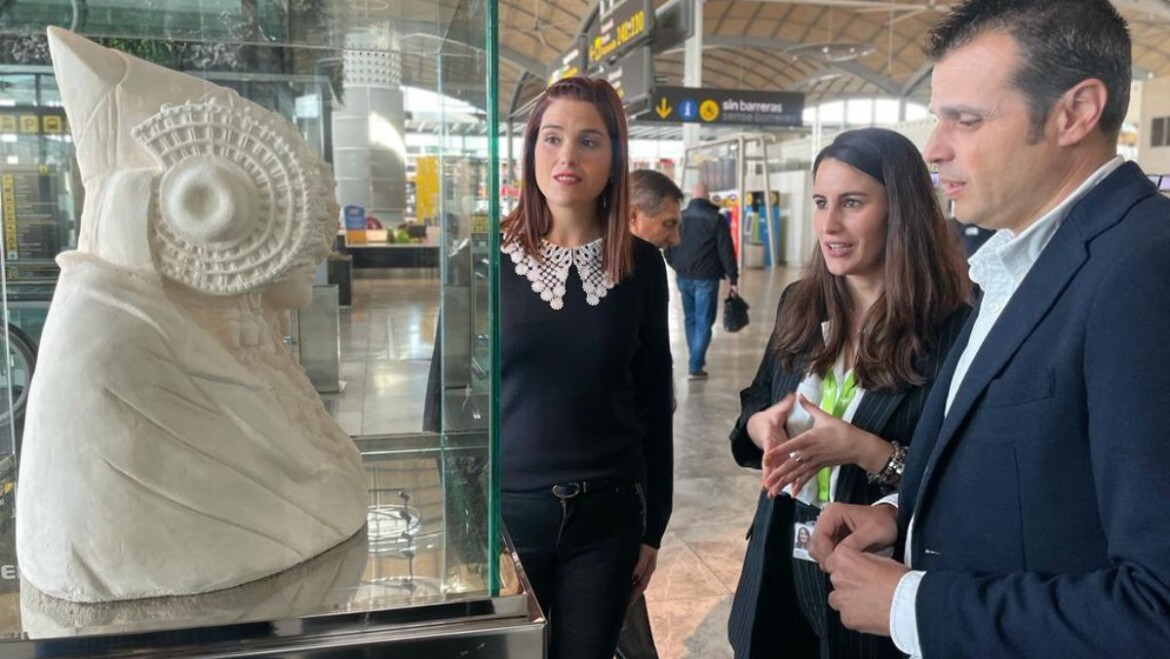 El aeropuerto traslada a su nueva terminal una reproducción de la Dama de Elche para contribuir a la promoción de la ciudad