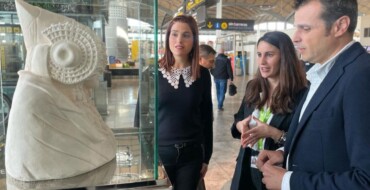 El aeropuerto traslada a su nueva terminal una reproducción de la Dama de Elche para contribuir a la promoción de la ciudad