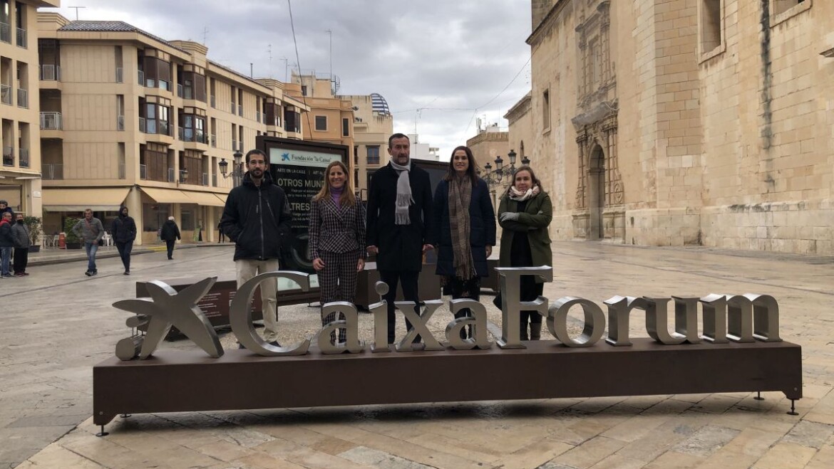 La plaça del Congrés Eucarístic acull l’exposició fotogràfica sobre el sistema solar ‘Altres mons’ de la mà de l’Ajuntament i la Fundació “la Caixa”