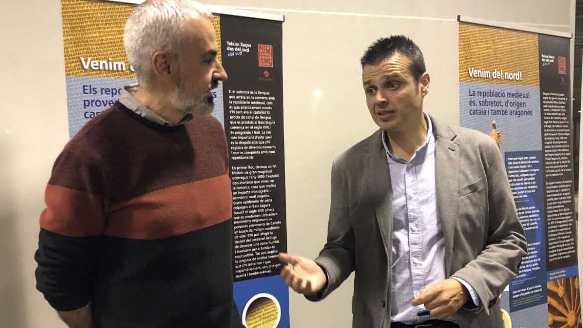 Inaugurada en el Centro de Congresos una exposición que permite redescubrir la lengua y la cultura valenciana en el Baix Segura