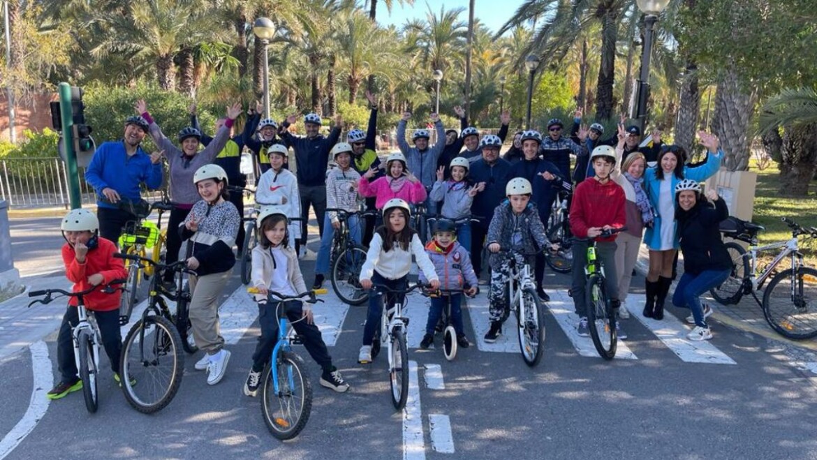 El Parc Infantil de Trànsit distingeix les xiquetes i els xiquets que van participar com a voluntaris en la Cavalcada de Reis Mags