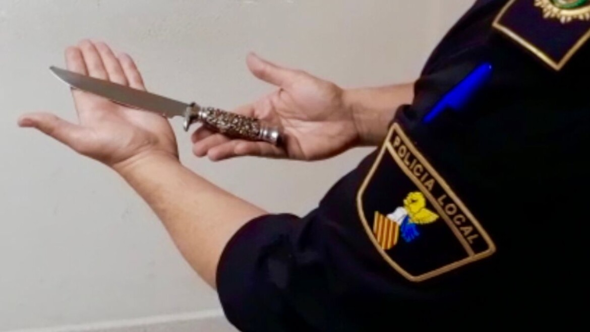 La Policía Local detiene a un hombre por atracar una tienda 24 horas con un arma blanca