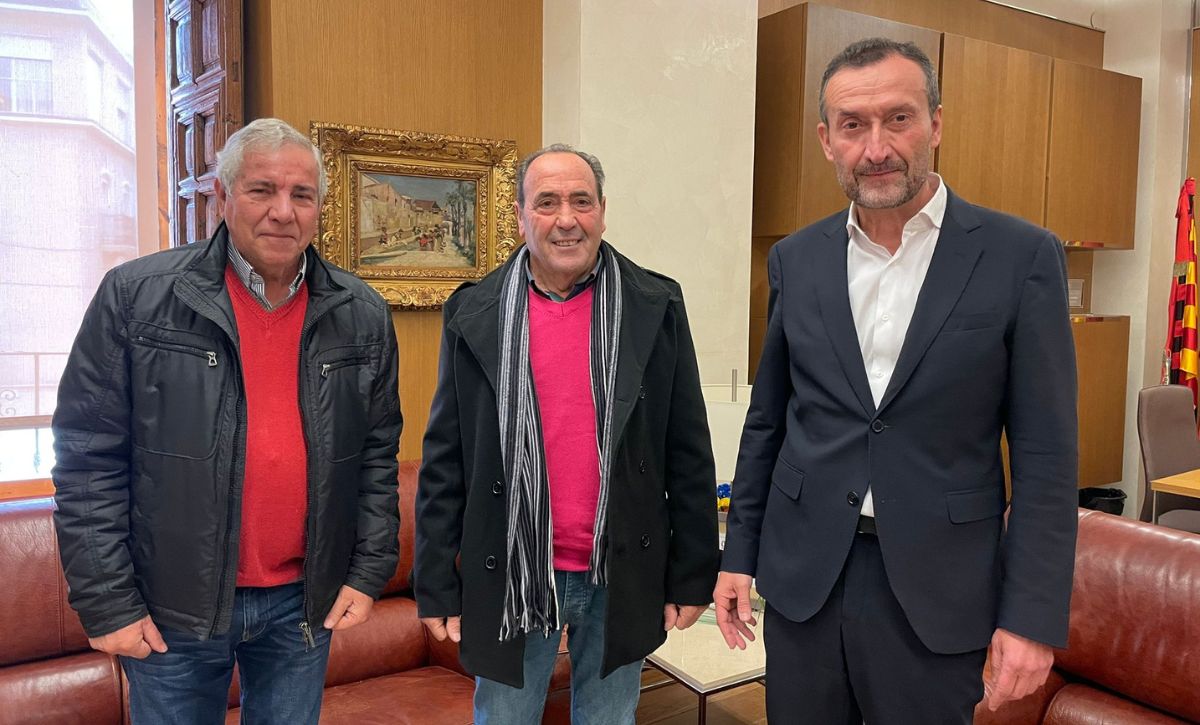 El alcalde felicita al nuevo presidente de la Casa de Andalucía y reafirma el compromiso municipal con la comunidad andaluza de Elche