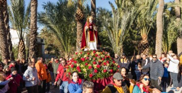 San Antón vuelve a salir a las calles del barrio en una multitudinaria romería