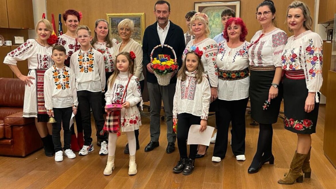 La comunidad rumana y moldava en Elche felicita al Equipo de Gobierno las fiestas con una ‘colinda’ en agradecimiento por el apoyo municipal