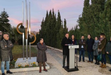 Elche rinde homenaje a las víctimas ilicitanas del Holocausto con la inauguración de una escultura en el Cementerio Viejo