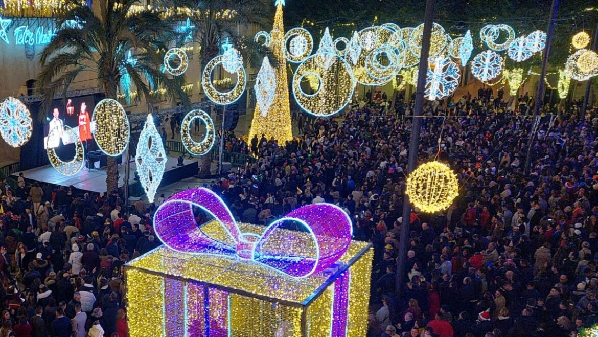Elx dona la benvinguda a 2023 amb la festa més animada i multitudinària dels últims anys
