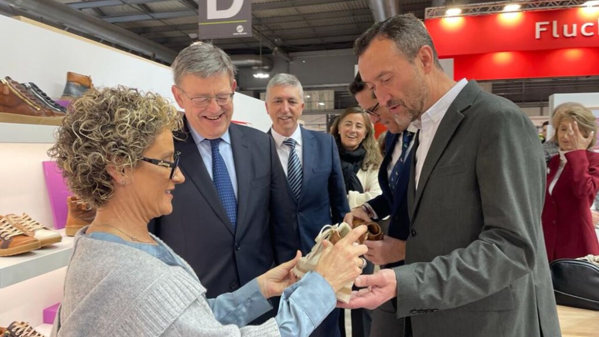 El alcalde destaca que las “magníficas expectativas” en la Feria de Milán consolidan la recuperación del sector del calzado y augura una buena temporada para la ciudad