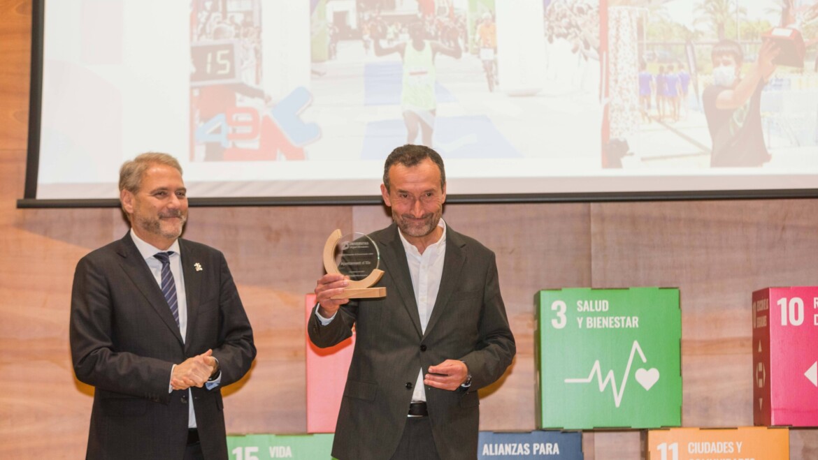 El Ayuntamiento de Elche recibe una distinción de la UMHE por las iniciativas conjuntas de ambas instituciones en materia deportiva