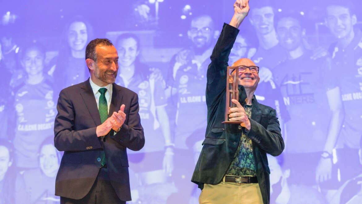 El alcalde entrega el premio de los “Importantes” del Diario Información al Club de Atletismo de Elche Decatlón por su 40 aniversario