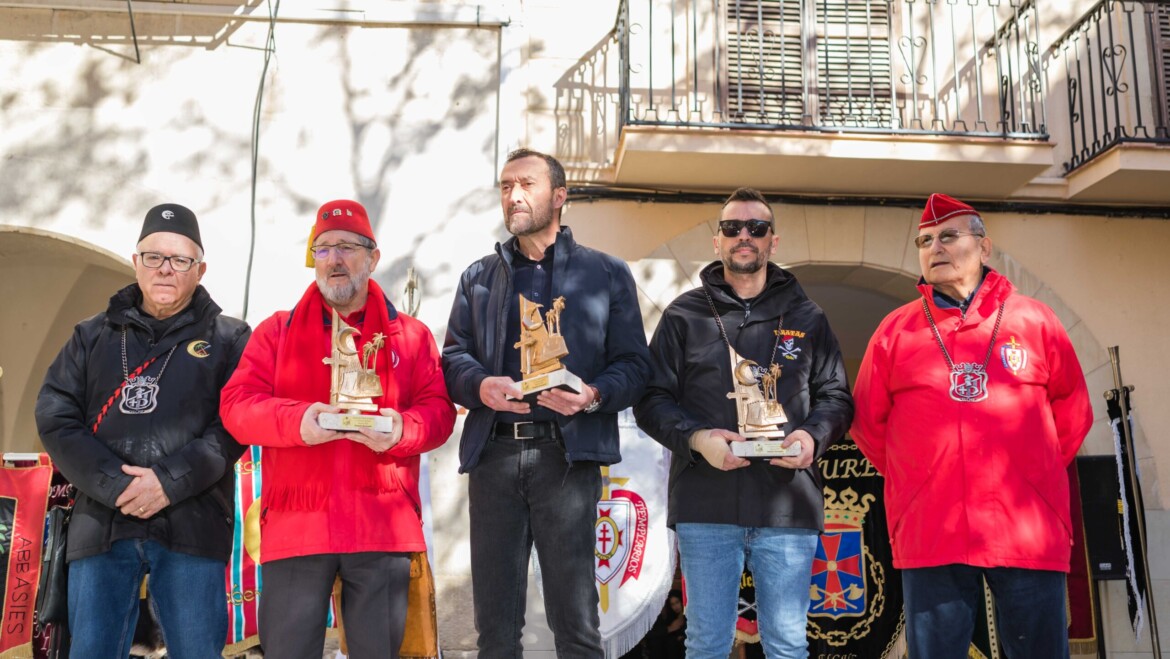 L’alcalde i l’Associació de Moros i Cristians d’Elx entreguen els trofeus dels campionats i concursos Mig Any 2023 a la plaça del Raval