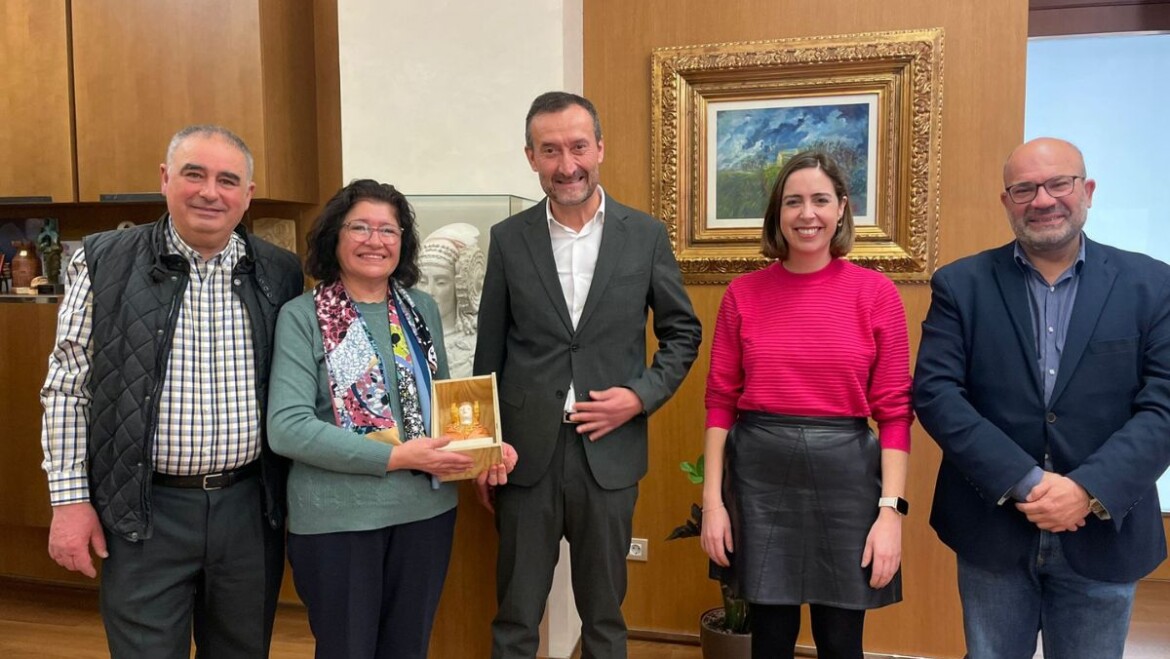 El alcalde recibe a los quiosqueros Vicenta Sánchez y José Antonio Agulló que se jubilan tras medio siglo dando servicio en el centro