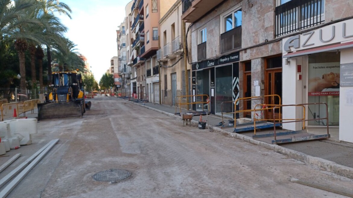 Les obres de renovació de la xarxa d’aigua i clavegueram al carrer Federico García Lorca arriben a l’equador dos setmanes abans del que es preveia