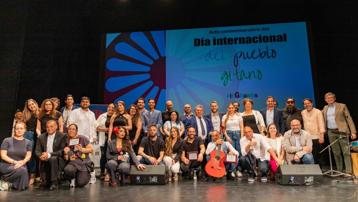 El Día Internacional del Pueblo Gitano en Elche vive su puesta de largo con un multitudinario y reivindicativo acto en el Gran Teatro