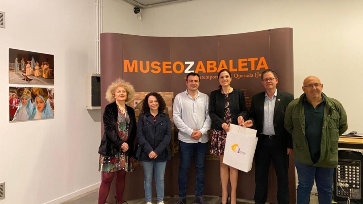 La Regidoria de Cultura porta a Quesada l’exposició de l’artista il·licitana Beatriz Navarro per a difondre el Misteri i el Palmerar d’Elx