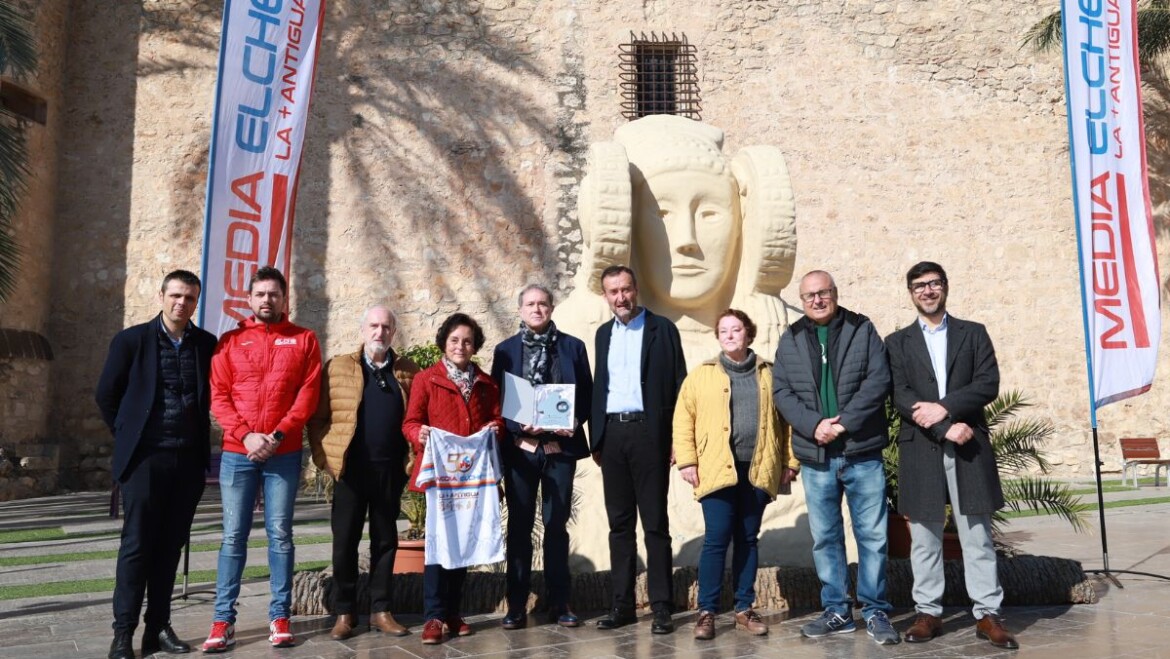 El Ayuntamiento de Elche rinde homenaje a Manolo Jaén, el creador de la Media Maratón hace medio siglo