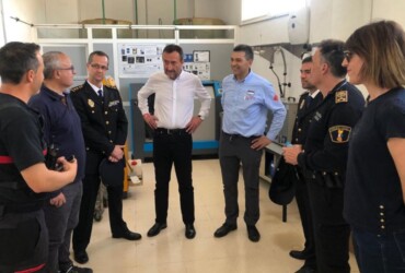 Centenares de familias ilicitanas conocen el trabajo de los bomberos en la jornada de puertas abiertas del Parque Comarcal de Elche