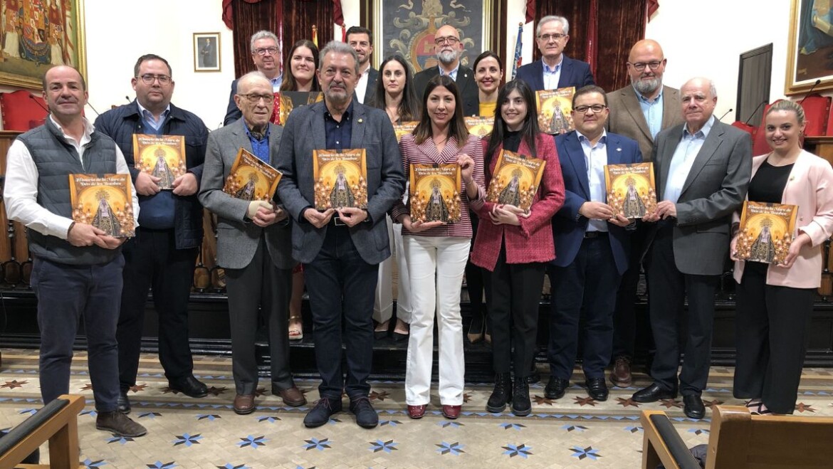 Reediten el llibre sobre la història de la Mare de Déu de les Bombes, un dels passos amb més solera de la Setmana Santa il·licitana