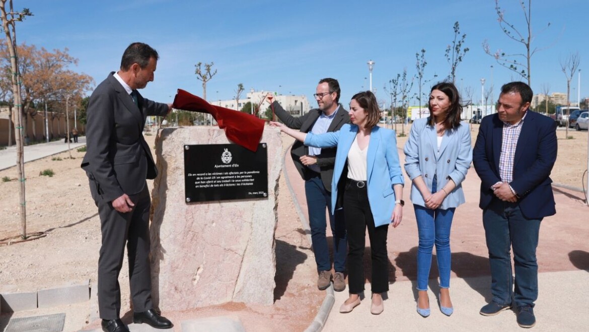 El Ayuntamiento rinde homenaje a las víctimas de la pandemia en un emotivo acto en el nuevo jardín junto al Cementerio Viejo