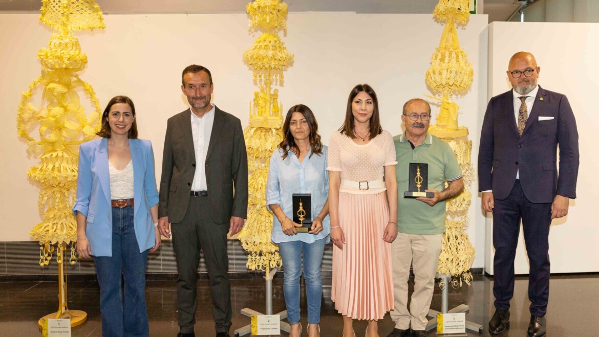 Francisca Teresa Díez gana el primer premio en el formato especial de la categoría Libre en la 62 edición del concurso de artesanía de palma blanca
